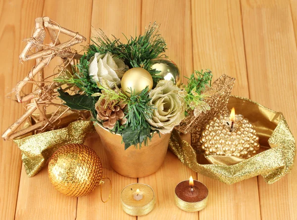 Composition de Noël avec bougies et décorations sur fond en bois — Photo