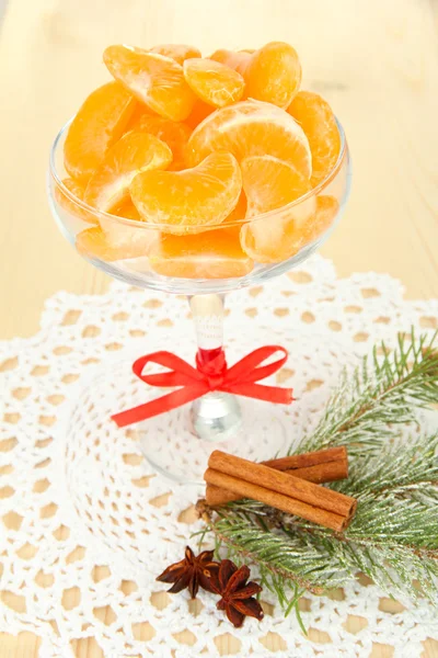 Tasty mandarine's slices in glass bowl on light background — Stock Photo, Image