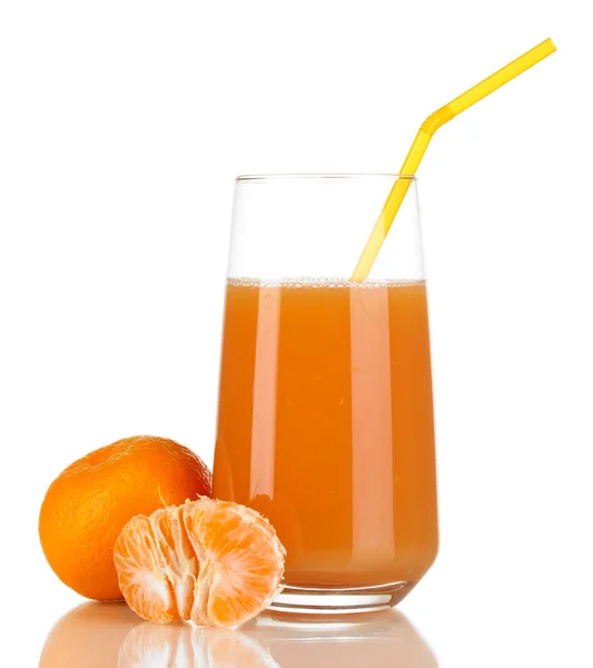Delicioso suco de tangerina em vidro e mandarinas ao lado dele isolado em branco — Fotografia de Stock