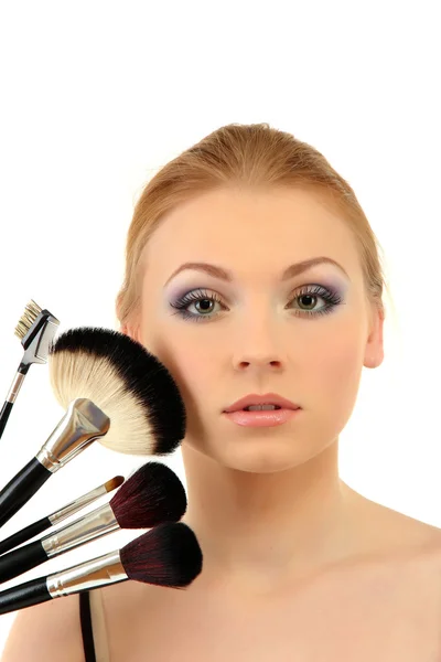 Portret van mooie vrouw met make-up borstels, geïsoleerd op wit — Stockfoto