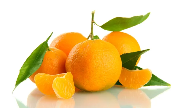 Érett, édes mandarin levelekkel, elszigetelt fehér — Stock Fotó