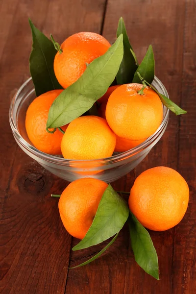 Γλυκό tangerines με φύλλα, σε ξύλινο φόντο — Φωτογραφία Αρχείου