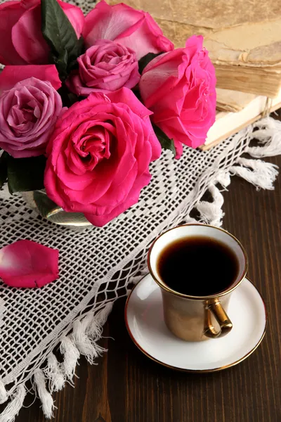 Beautiful pink roses in vase on wooden table close-up — Stock Photo, Image