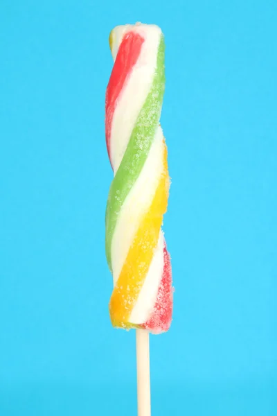 Bunte Fruchtsaft-Eis auf blauem Hintergrund — Stockfoto