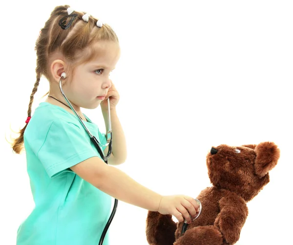 Bambina medico con orso giocattolo, isolato su bianco — Foto Stock