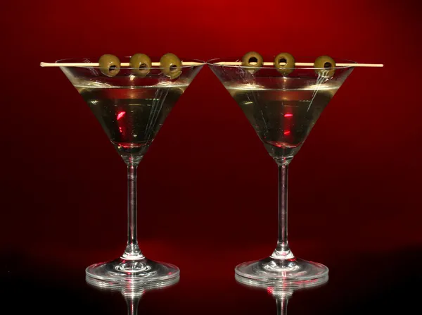 Martini-Brille auf dunklem Hintergrund — Stockfoto