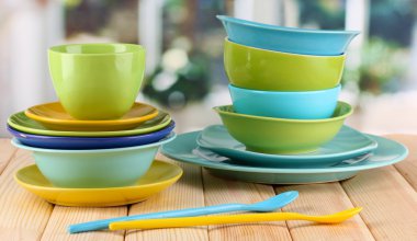 ahşap masa penceresinin arka plan üzerinde renkli yemek takımı