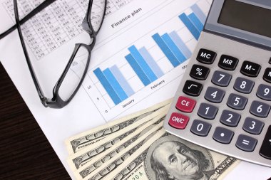 Belge, para ve gözlük yakın çekim