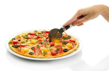 kadın eli bıçaklı bir pizza beyaz arka plan yakın çekim kesti.