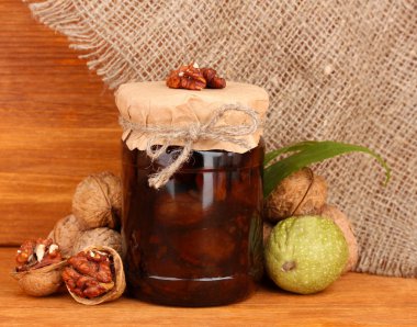 Ceviz ahşap zemin üzerine reçel kavanoz