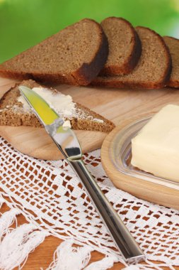 Ahşap kutusunda çevrili doğal arka plan yakın çekim üzerinde süt ve ekmek tereyağı