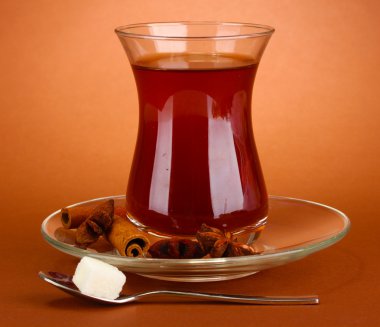 kahverengi zemin üzerine Türk çay bardak