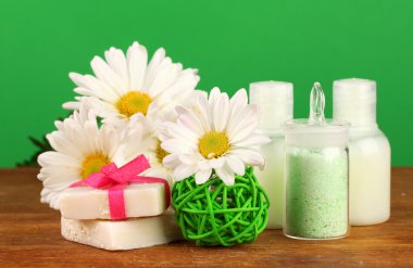 yeşil zemin üzerine sabun yapımı için malzemeler