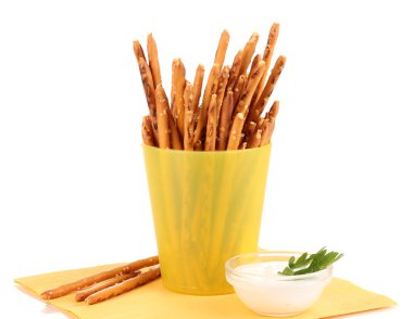 Sarı plastik kap üzerinde beyaz izole lezzetli çıtır sopa