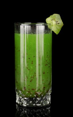 yeşil sebze suyu üzerine siyah izole