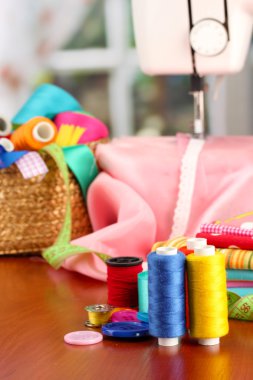 dikiş makinesi ve kumaş aydınlık arka plan üzerinde