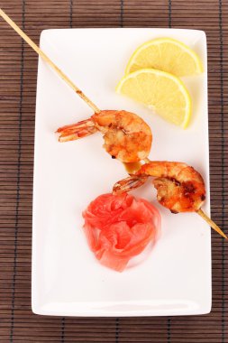 zencefil ve limon ile tabak karides şiş