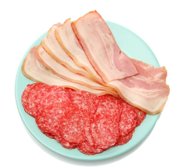 Schmackhafter Speck und Wurst auf Teller, isoliert auf weißem — Stockfoto