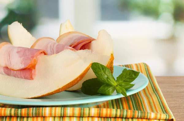 Jamón y melón parma, sobre mesa de madera —  Fotos de Stock