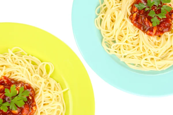 Italiaanse spaghetti in platen geïsoleerd op wit — Stockfoto