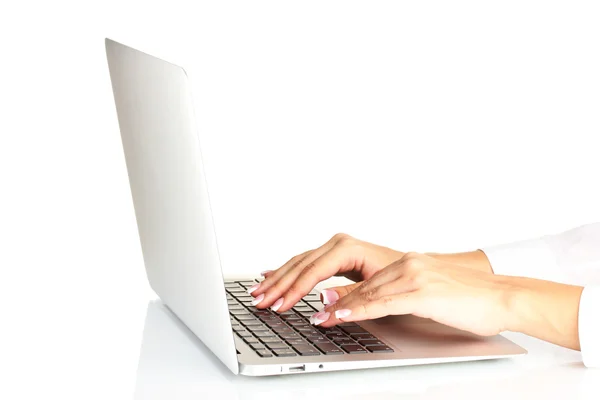 ビジネスの女性の手は、ノートパソコンのコンピュータに入力し、白い背景にクローズアップ — ストック写真