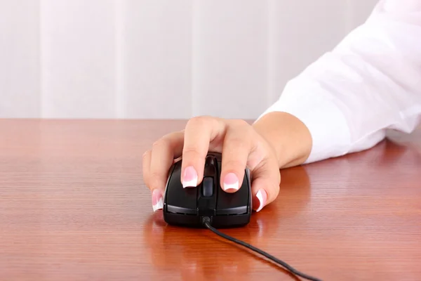 Manos de la mujer empujando las teclas del ratón PC, primer plano — Foto de Stock