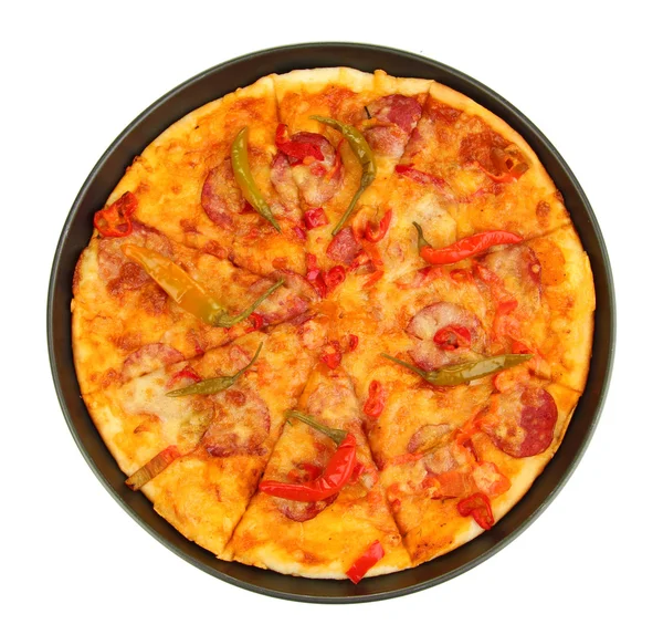 Smaczne pepperoni pizza w patelni na białym tle — Zdjęcie stockowe