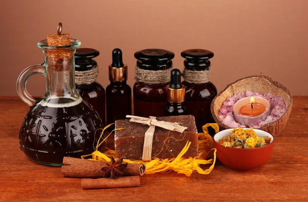 Ingredienser til såpe som framstilles på brun bakgrunn – stockfoto