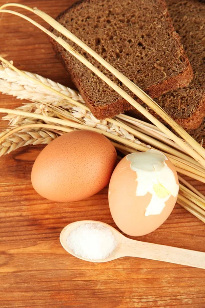 Boiled eggs on wooden background — Stock Photo, Image