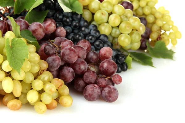 Sortimento de uvas doces maduras isoladas em branco — Fotografia de Stock