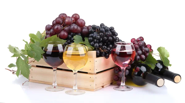 Botellas y vasos de vino y surtido de uvas en cajón de madera, aislados en blanco — Foto de Stock