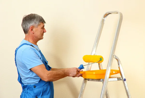 Malermeister bemalt Wand im Raum in Großaufnahme — Stockfoto