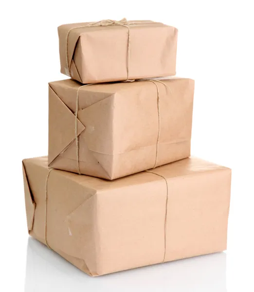 Cajas de paquetes con papel kraft, aisladas en blanco — Foto de Stock