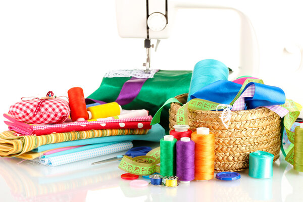 швейная машина и ткань изолированы на белом
