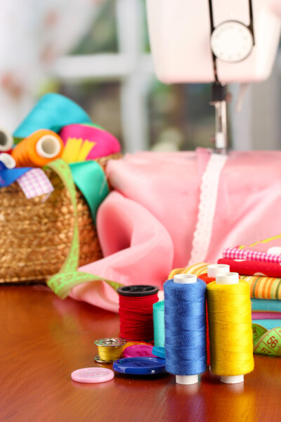 швейная машина и ткань на ярком фоне
