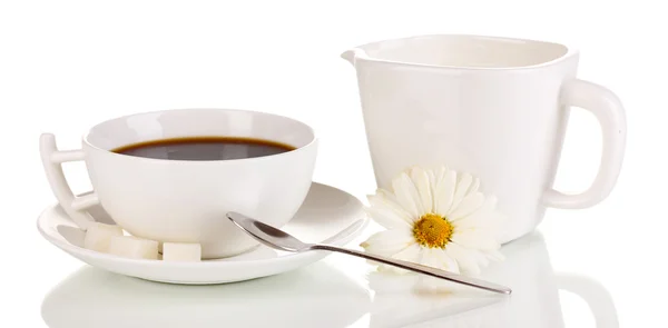 Une tasse de café fort et de crème sucrée isolée sur blanc — Photo