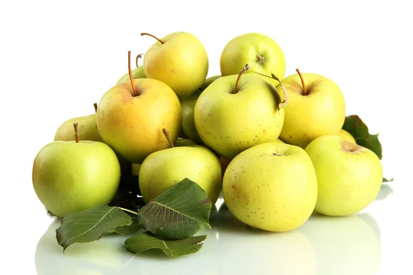 Sappige appels met groene bladeren, geïsoleerd op wit — Stockfoto