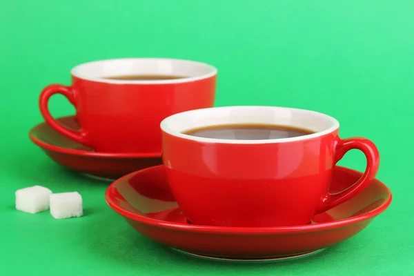 Eine rote Tasse starken Kaffee auf grünem Hintergrund — Stockfoto