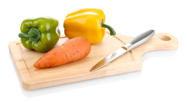 Papryka, marchewka i nóż na deski do krojenia drewniana na białym tle — Zdjęcie stockowe