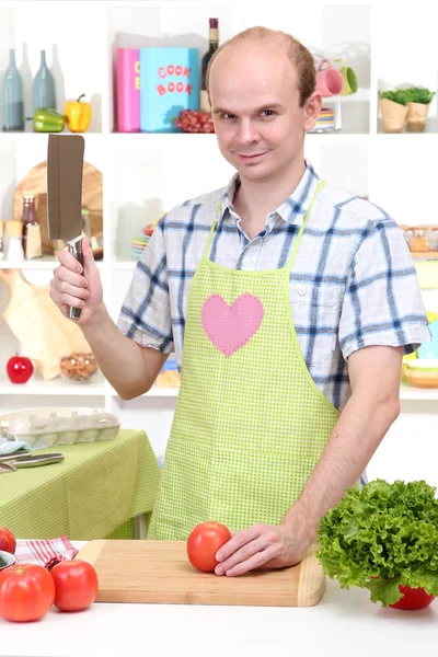 De jonge man bij de voorbereiding van de keuken — Stok fotoğraf