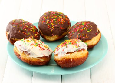 hafif ahşap arka plan üzerinde renkli plaka üzerinde lezzetli börekler