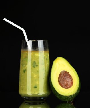 siyah arka plan üzerine yarım avokado ve faydalı taze avokado