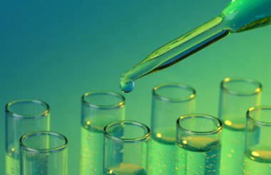 test tüpleri ile mavi zemin üzerine sıvı