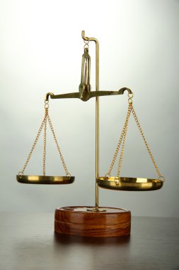 gri zemin üzerine adalet altın ölçekler