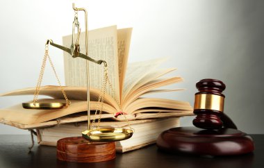 Altın pul, adalet, tokmak ve gri arka plan üzerine kitaplar