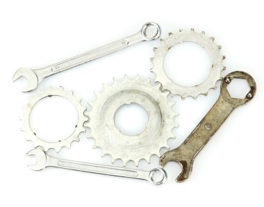 metal cogwheels ve siyah izole somun anahtarları