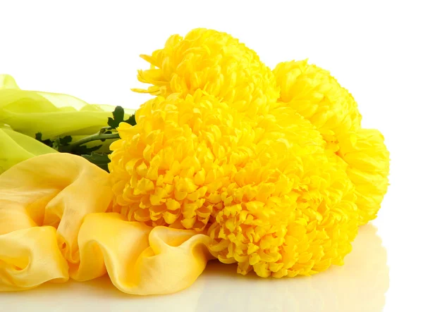 Strauß leuchtend gelber Chrysanthemen-Blüten auf Stoff, isoliert auf Weiß — Stockfoto