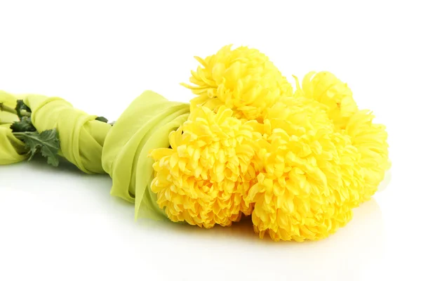 Strauß leuchtend gelber Chrysanthemen-Blüten auf Stoff, isoliert auf Weiß — Stockfoto