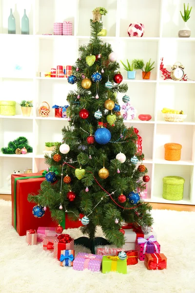 Decorated Christmas tree on home interior background — Stock Photo, Image