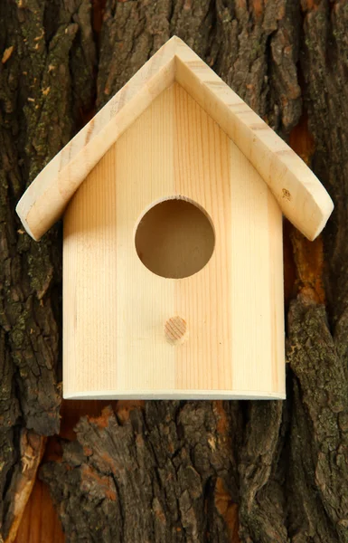 Ящик для гнезд на деревянном фоне — стоковое фото